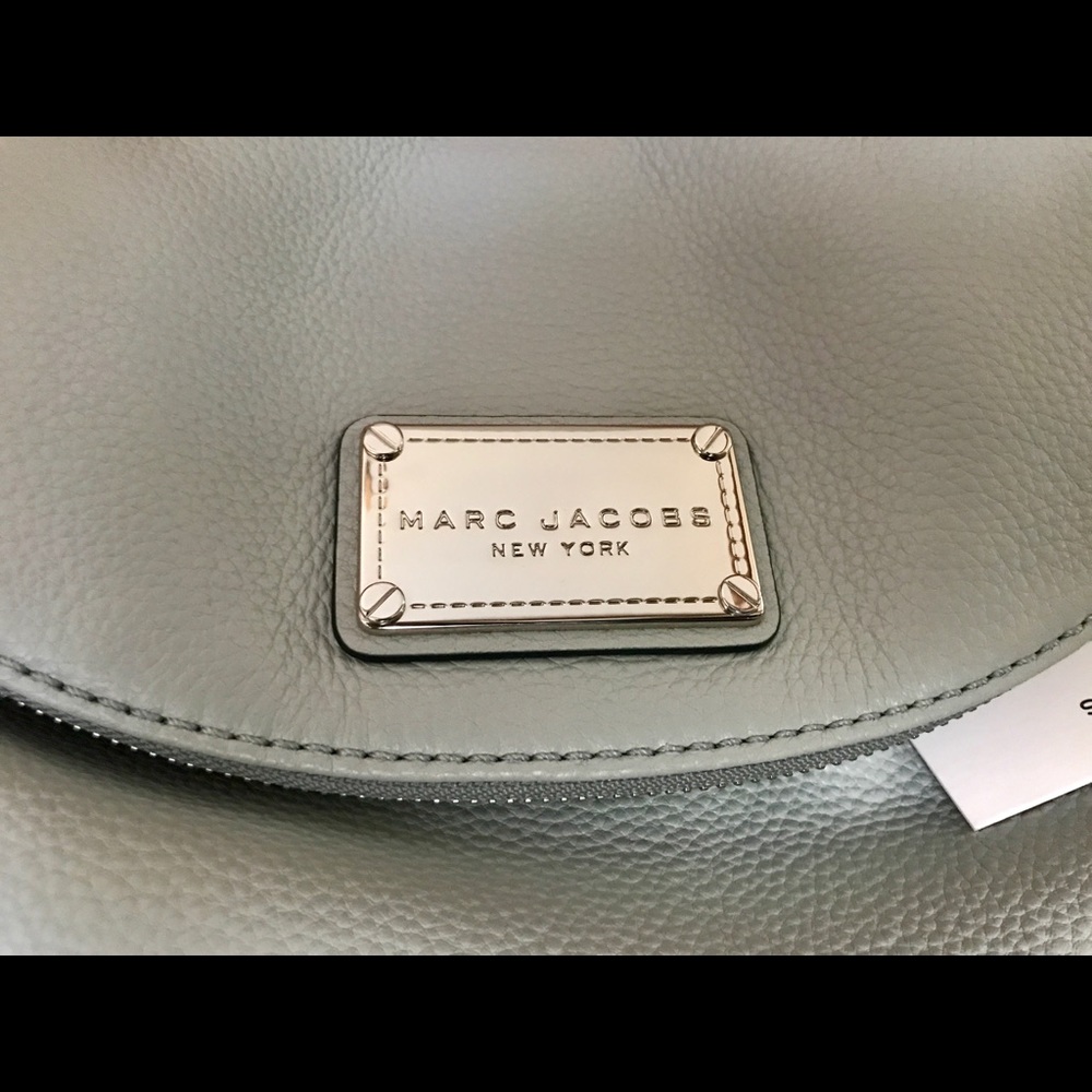 Marc Jacobs Classic Leather Messenger Bag - Picture 4 of 8